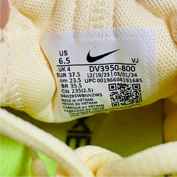 New Women’s Nike Free Metcon 5 athletic shoes - Picture 3 of 10